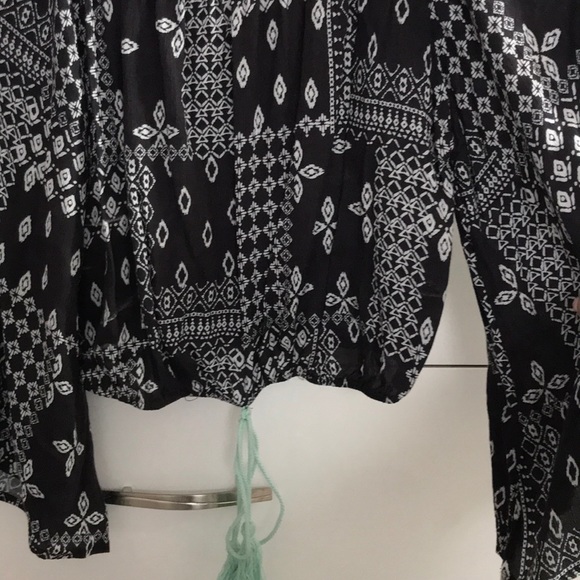 NWOT Bell Sleeved Crop Top *boutique style* - Picture 4 of 5